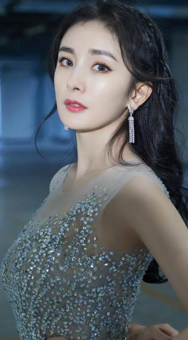 杨幂：优雅与性感并存，网友：能不让人喜欢吗？