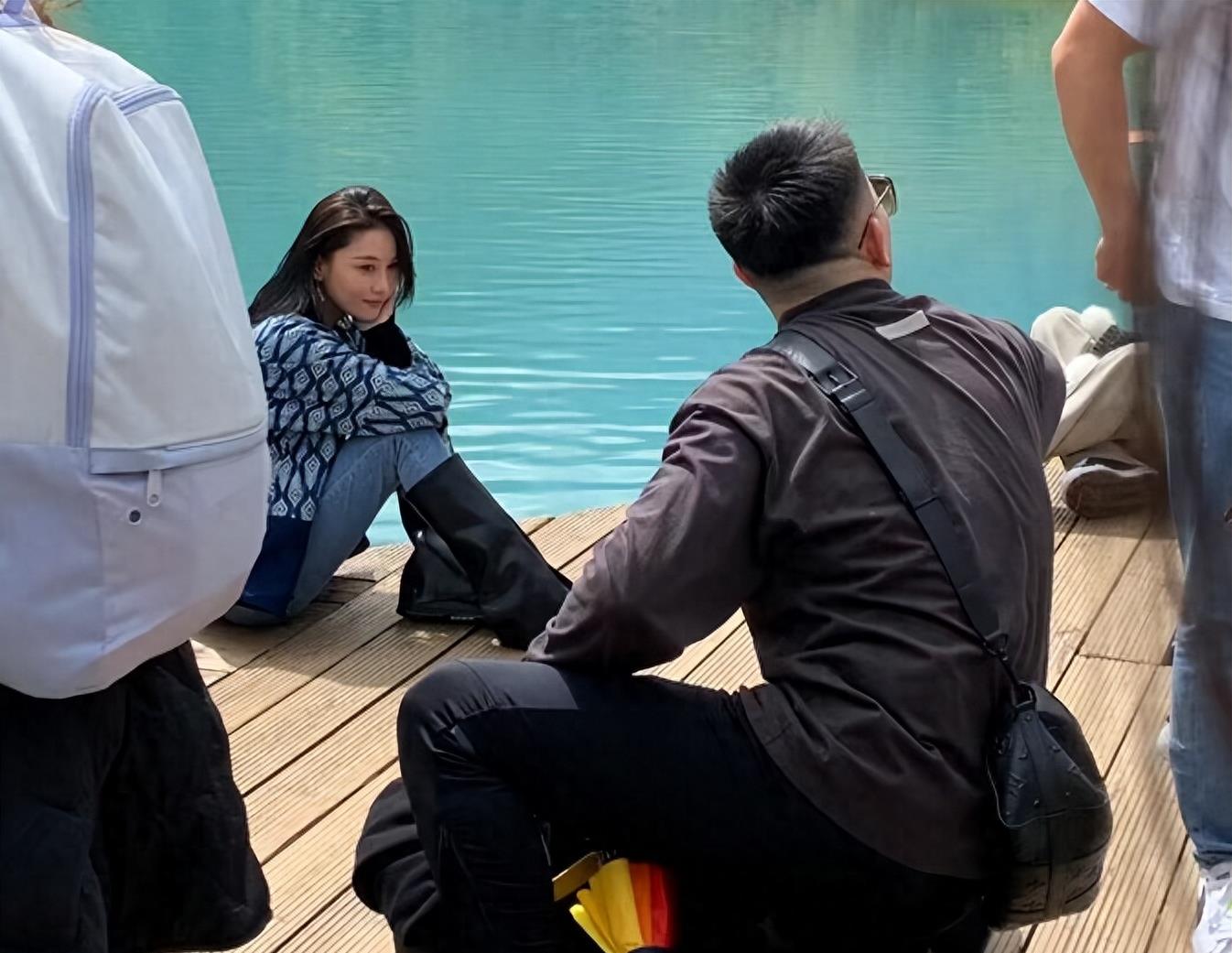 何教官陪张馨予游蓝月谷,拎包蹲地拍照太宠妻,4岁囡囡近况曝光