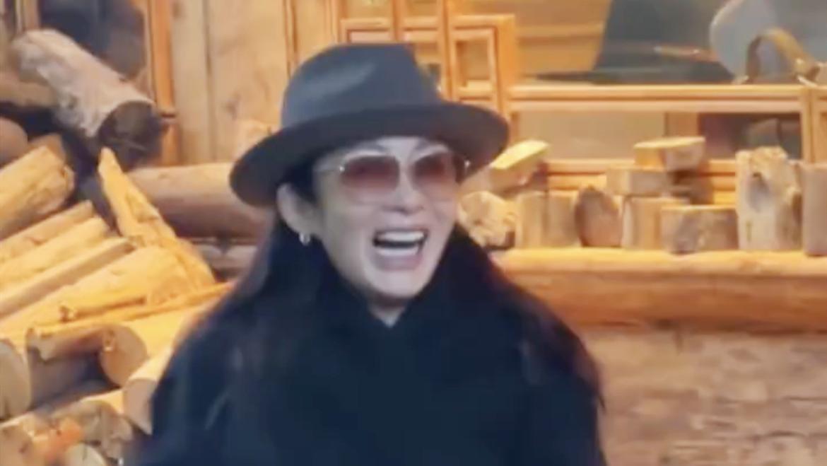 张敏携男友与友人聚会！开怀大笑无女神范，颜值变化大让人不敢认