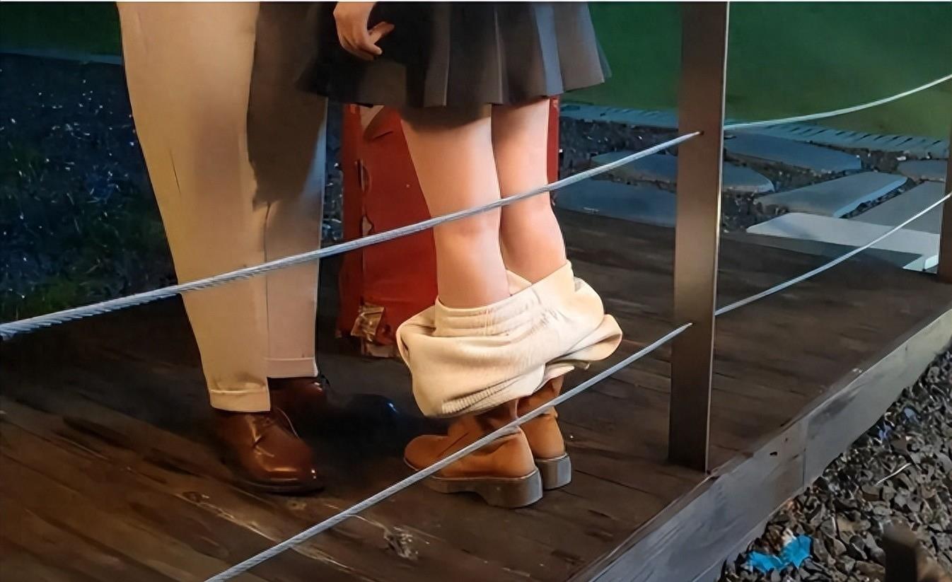 难怪电视中只有上半身,镜头下移后,是观众们不能看的尴尬画面