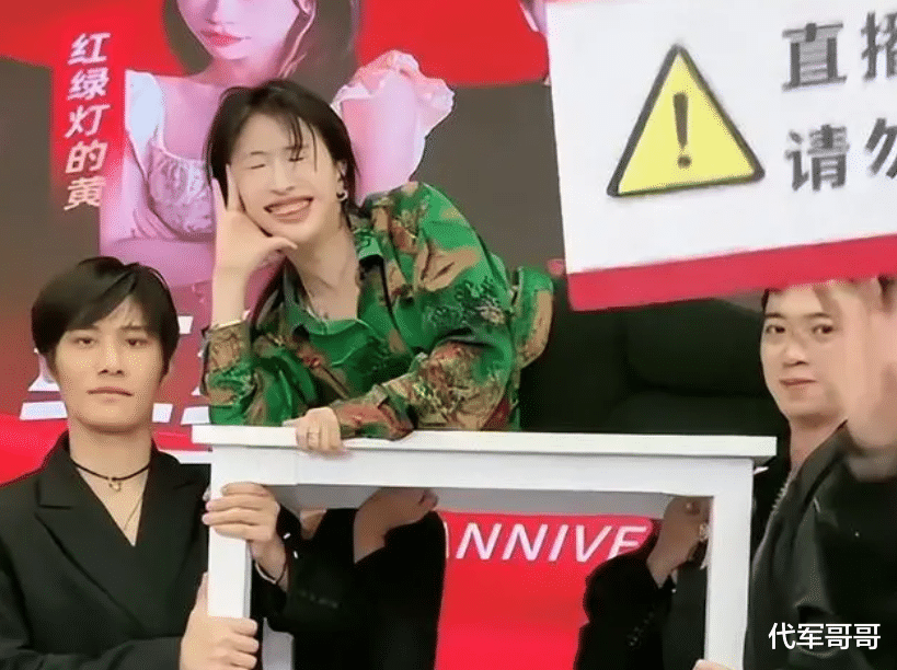 小杨哥被指直播低俗言论比徒弟更甚，离“封杀”还远吗？ ???