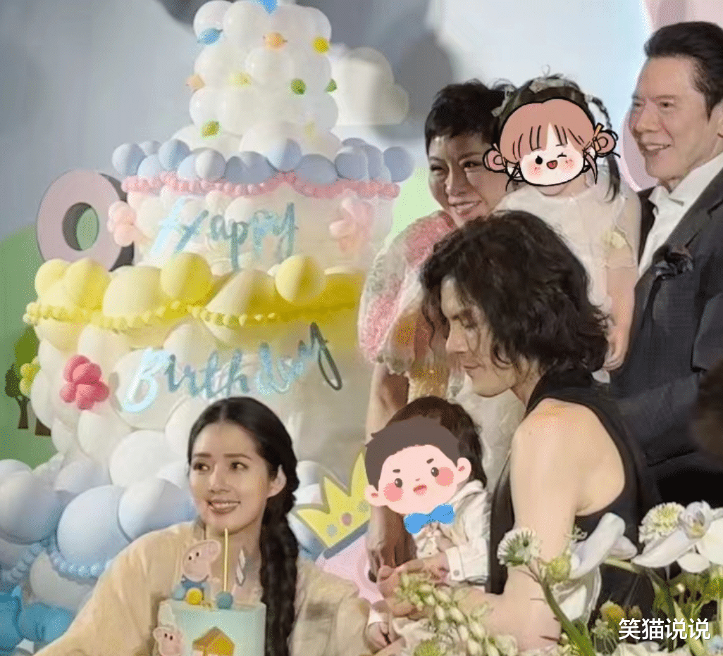 向佐|向佐庆二胎周岁:向华强陈岚抱孙女好开心,郭碧婷长裙飘飘好漂亮