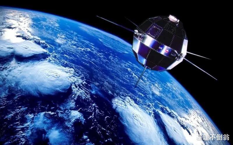中国东方红一号寿命仅28天,为何遨游太空52年,还未坠入大气层?