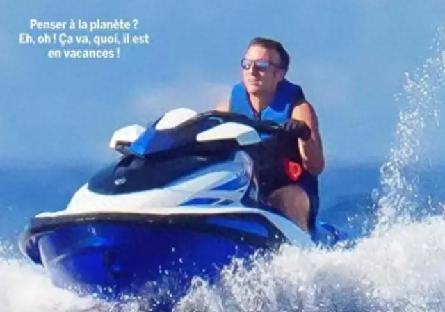 46岁马克龙光着膀子，一脸宠溺握着70岁布丽吉特的脚脖子，好甜蜜