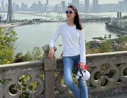 |曝王杰与小26岁梁洛施恋爱!女方2年生3子身材苗条,男方不修边幅