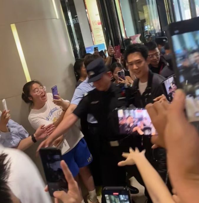 冯绍峰|冯绍峰520山西参加活动,身材消瘦状态获赞,近照宛如贵公子