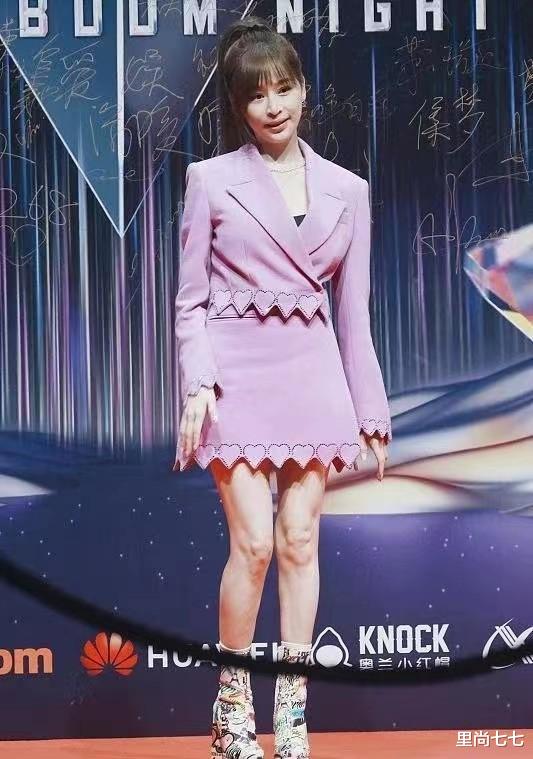 穿衣搭配 王心凌脸怎么也肿了！瘦到80斤还有S曲线，肌肉腿暴露真实状态
