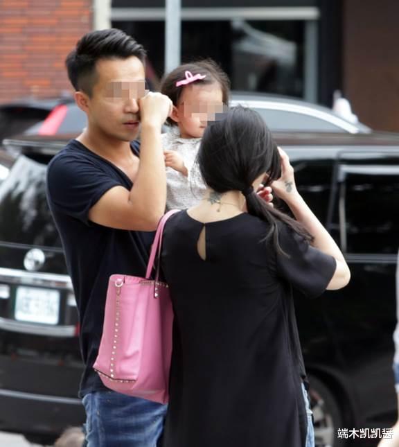 前夫哥跟新女友逛街,女方穿紧身瑜伽裤大秀身材,两人身高相仿