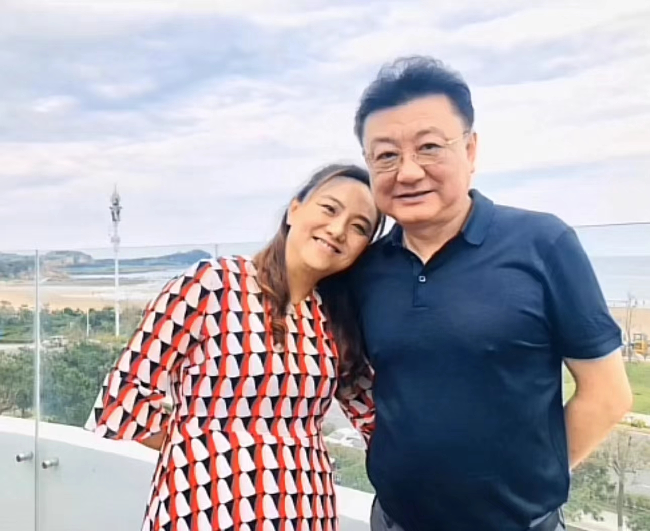 央视主播王宁携高颜值妹妹罕露面!