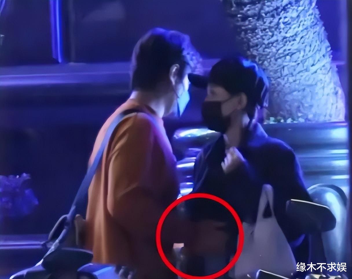 陈乔恩艾伦被偶遇，陈乔恩一身行头超15万，老公穿搭朴实很害羞