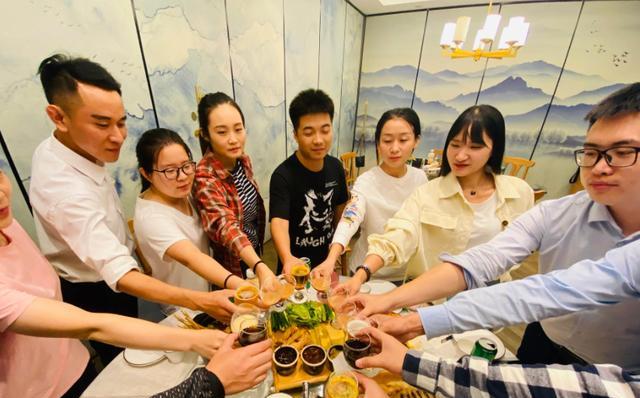 化妆|工作日化妆和“素面朝天”的女生，职场体验差别很大，不信你观察