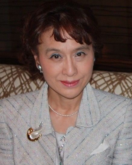 穿衣搭配 栗原小卷才是老年人穿搭模板：短发烫卷，多戴丝巾，有皱纹也优雅