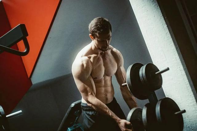 Sam Smith 创建健身社区，跟大家一起练六块腹肌！