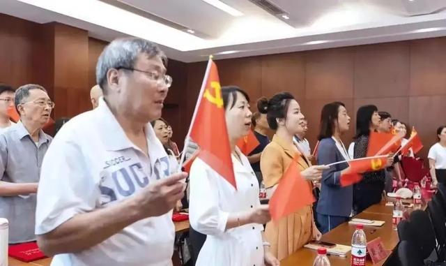 莱昂纳多·迪卡普里奥|小戴老公心太狠,故意把韦副市长说成张副市长,事情才得以曝光!