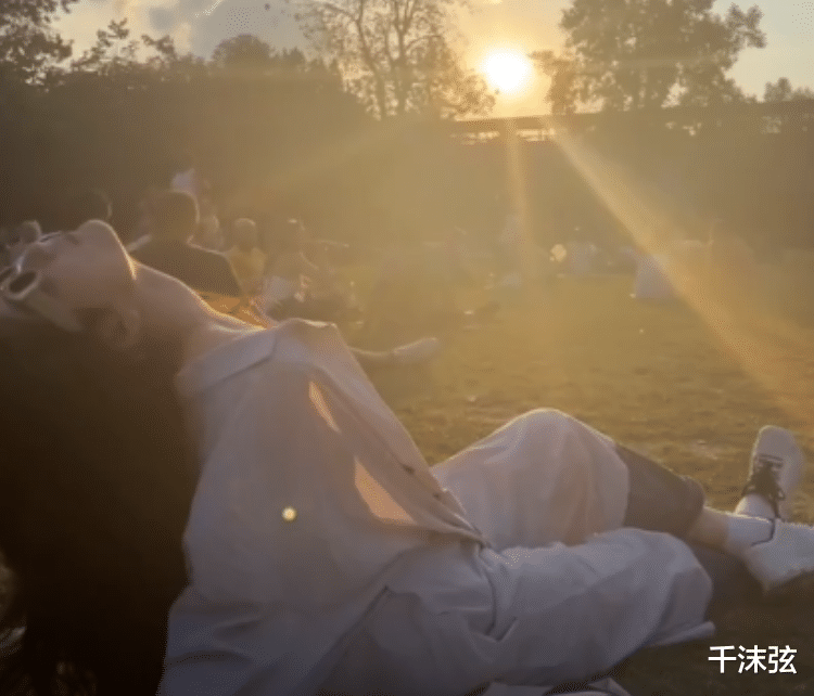 王宝强|陈思诚带女友巴黎游,小21岁阮巨噘嘴索吻,蜜旅1个月同居试婚