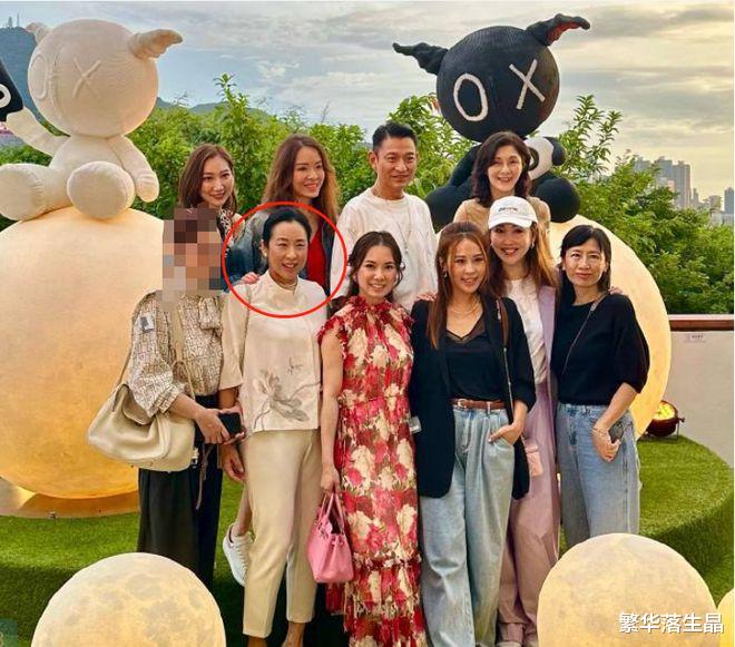 朱玲玲现身刘德华展览,穿10年前旧衣服,身材苗条气质优雅