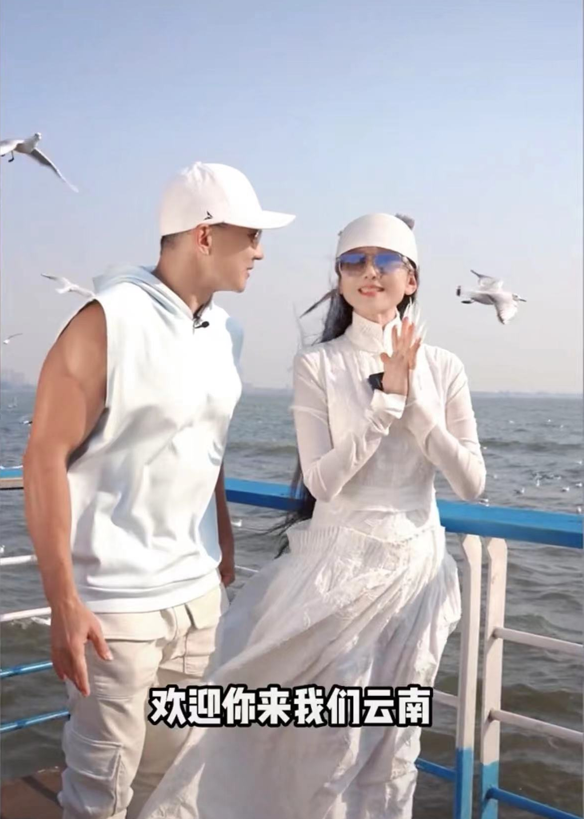 杨丽萍|64岁杨丽萍在云南款待刘畊宏,穿白裙水蛇腰瞩目,点头握手太谦逊