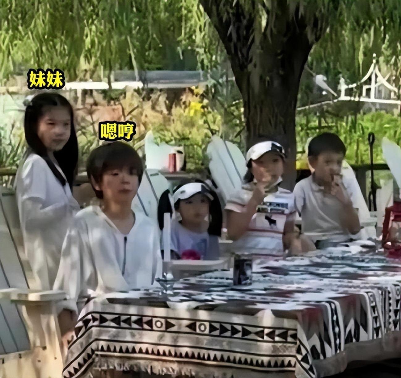 霍思燕|42岁霍思燕彻底放飞自我,穿拖鞋、大腿粗壮,走路姿势遭群嘲!