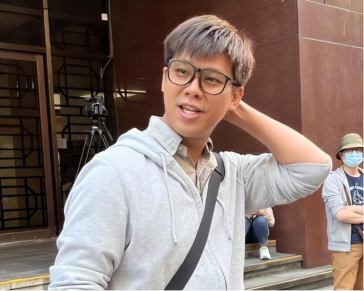 新瓜！大S罕露面大变样，葛斯齐带伤再出庭，疑学黄子佼打悲情牌