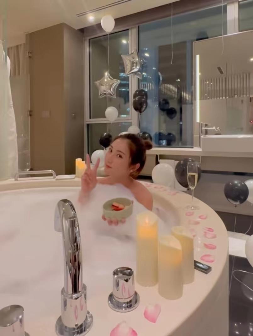 晒诱人身材！TVB小花公开与富贵未婚夫婚照，爱情长跑7年终成人妻