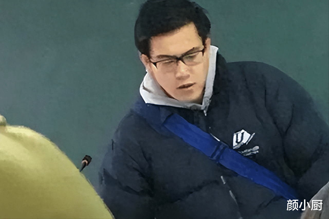 我开浴池，堂哥每次洗澡都不给钱，浴池倒闭后在他办公室，我懂了