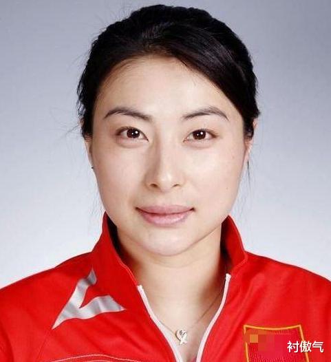 郭晶晶|香港慈善晚宴这一夜，郭晶晶撕阔太面具，将豪门名媛的脸都打肿了