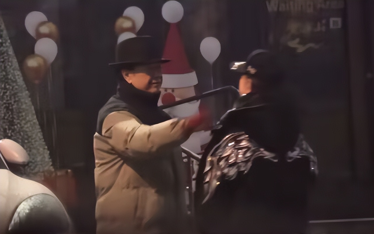 刘晓庆与四婚老公街头散步，王晓玉贴心替太太掸雪，眼神中满是爱