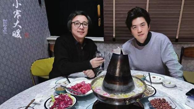 李健高调秀恩爱，携妻与好友聚会，孟小蓓高清正脸首曝光长相甜美