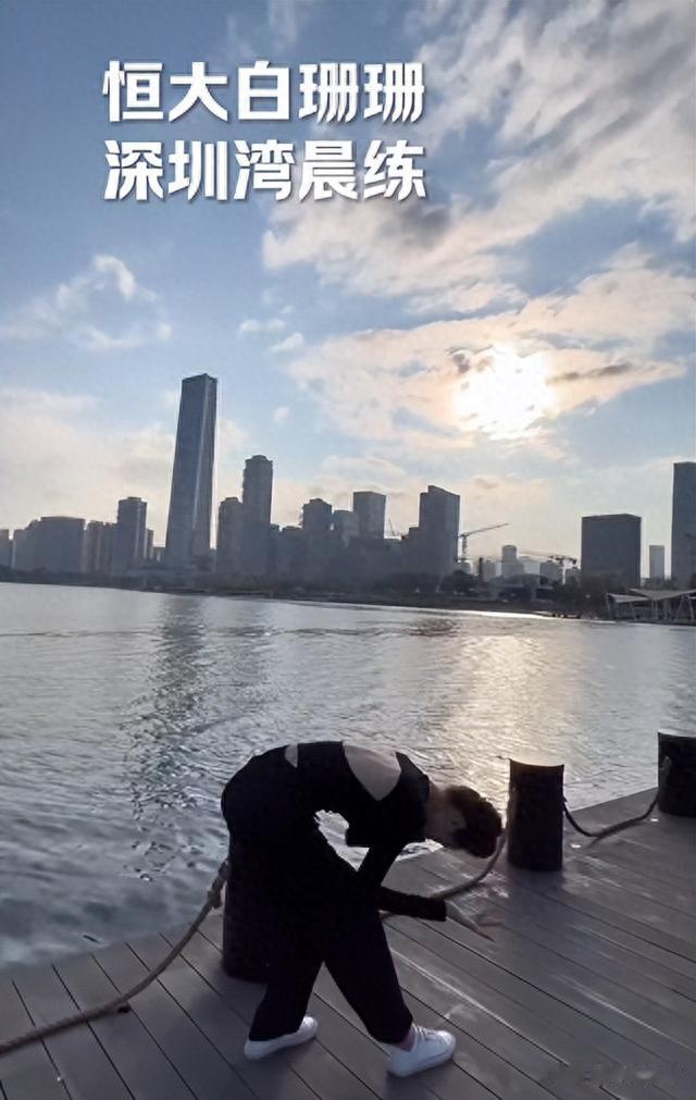 恒大歌舞团女团长白珊珊被扒出，身材妖娆，曾陪许家印KTV应酬