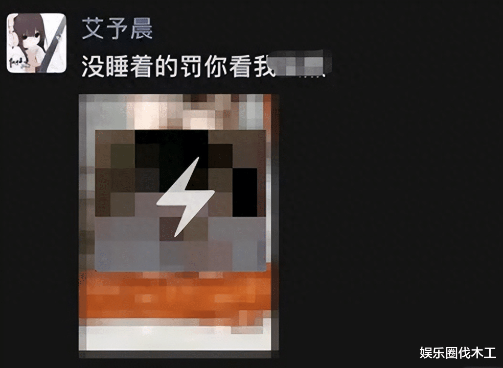 军训热舞女孩朋友圈曝光,自曝有癖好,深夜对镜自拍发福利