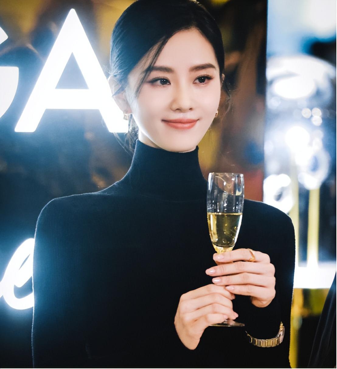 资源逆天又如何？故作清高、人设崩塌，这5位女星活该红不起来