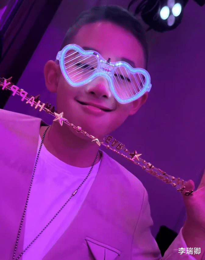 应采儿元旦晒全家福,10岁Jasper身高超爸爸肩膀,弟弟清秀像妹妹