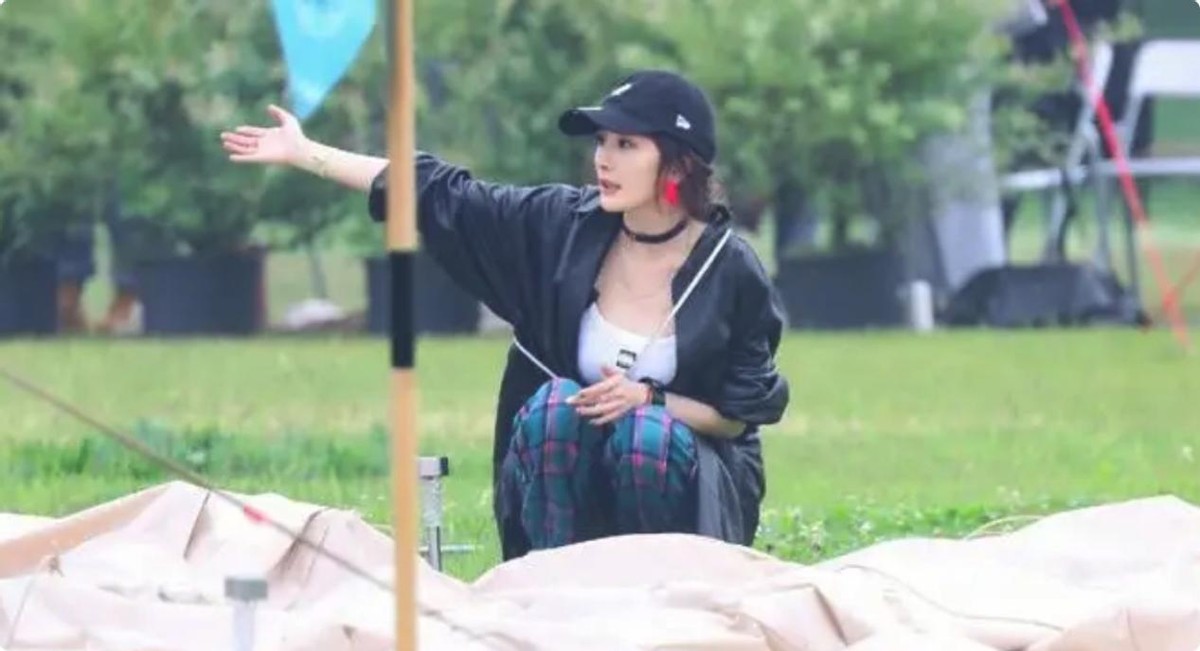 《花少5》开播,秦岚不嫩了,秦海璐脸不僵了,我却被热巴惊艳了