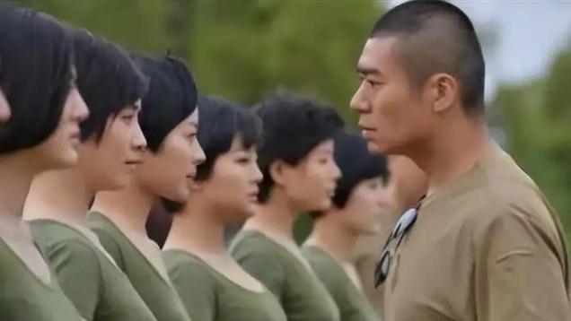 难怪电影里不少镜头只有上半身，当看到演员下半身，我忍不住了！