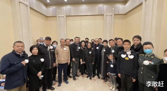 程志|程志告别仪式大合影曝光，黄宏一脸笑容，蔡国庆站后排，未见妻女