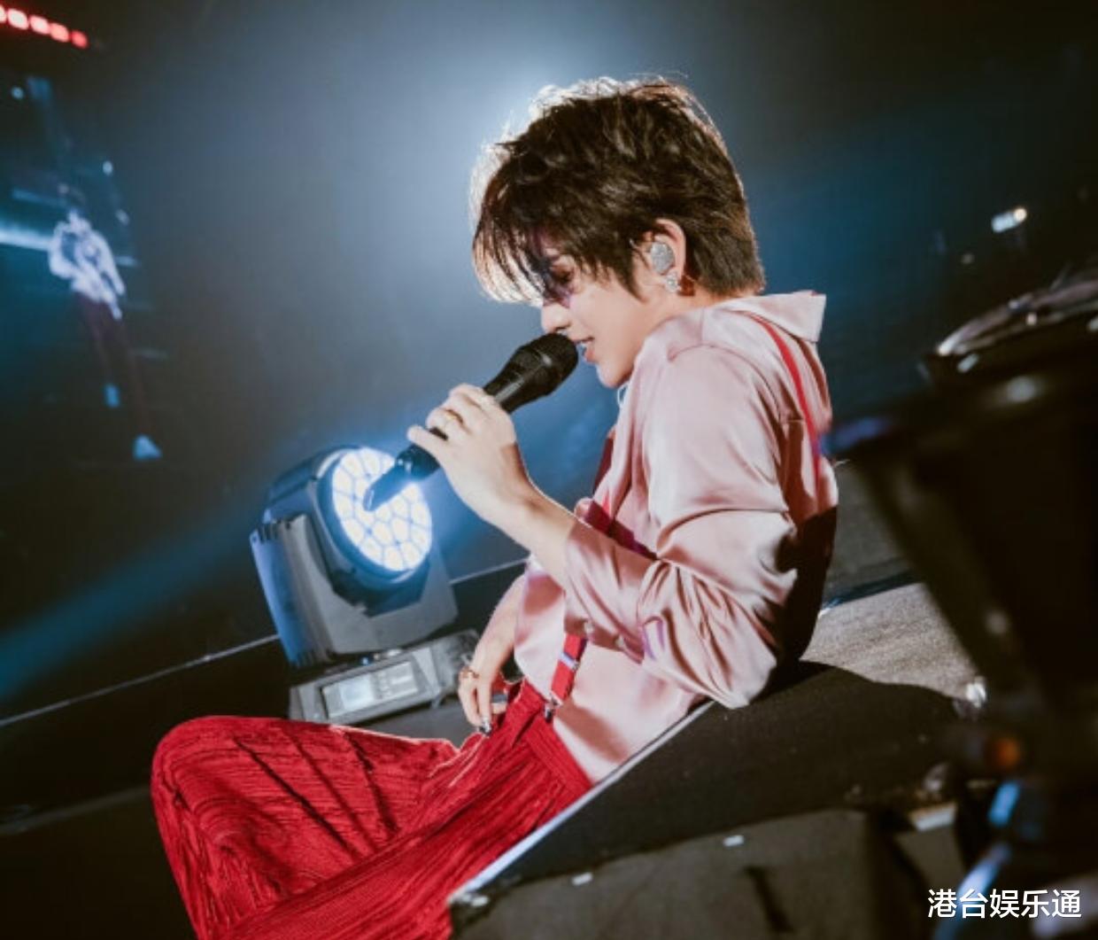 蔡徐坤香港个唱:百亿富家女到场,古巨基现身支持力度却有折扣?