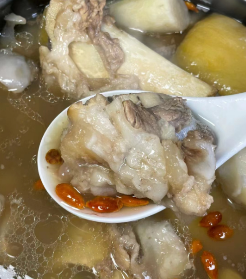 “大雪一碗汤，郎中不用帮”，冬天多喝这汤，补足营养，舒服过冬