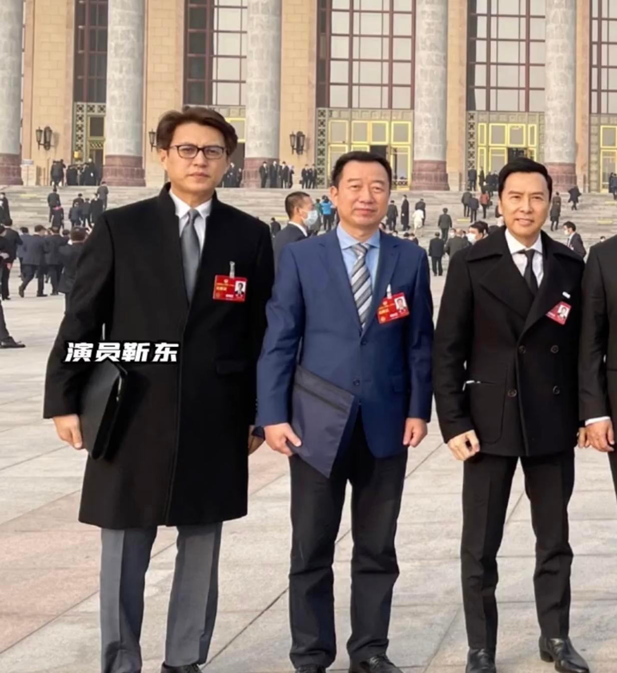 甄子丹|明星参加重要会议,甄子丹站得笔直略显拘谨,靳东真成老干部了