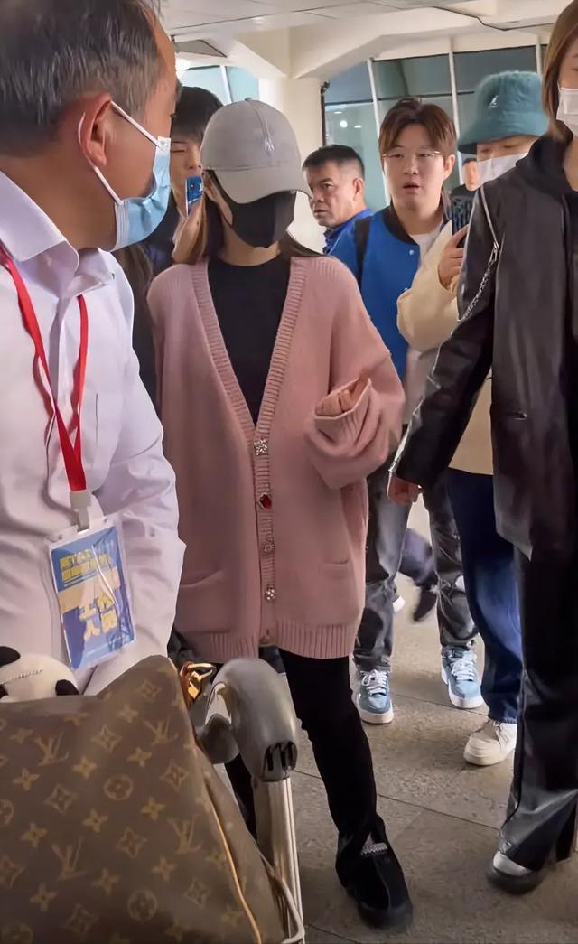 钟欣潼深圳机场被偶遇，本人也就一米五左右，跟电视上相差很大！