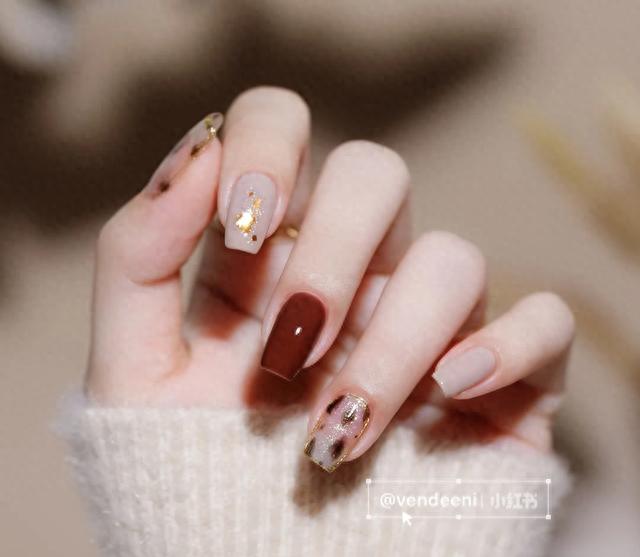 高贵显白美甲：金棕色YYDS--秋季美甲推荐