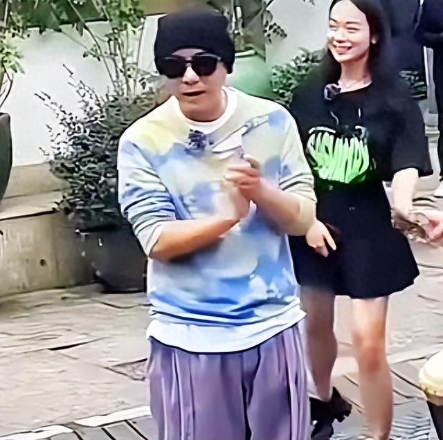 58岁张卫健现身舟山街头，戴墨镜身形佝偻，看他电视剧长大的！