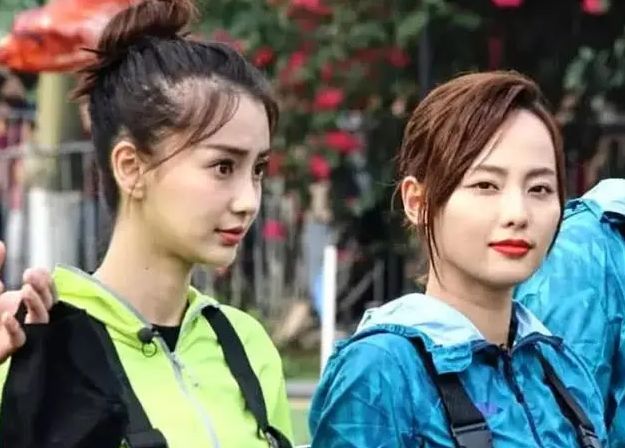 baby深夜带小海绵看病,独自抱娃显吃力,没保姆助理陪同显无助