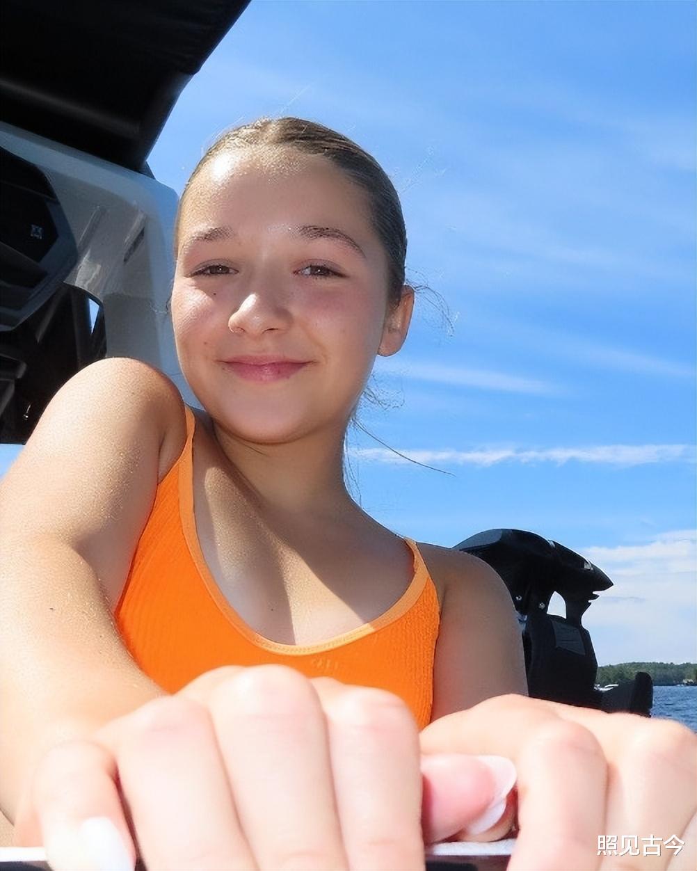 贝小七12岁:身高超过妈妈,颜值随了爸爸,穿小吊带已有少女模样