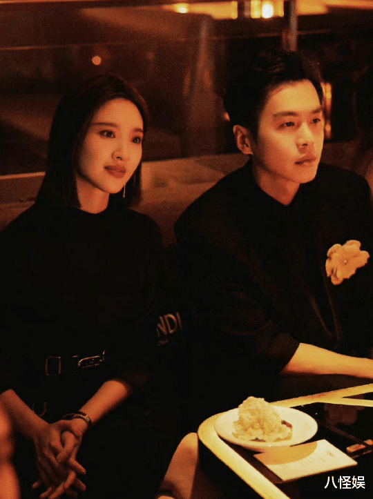 唐艺昕带女儿度假,与亲朋聚餐热聊,白纱遮面别具一格装扮超惹眼