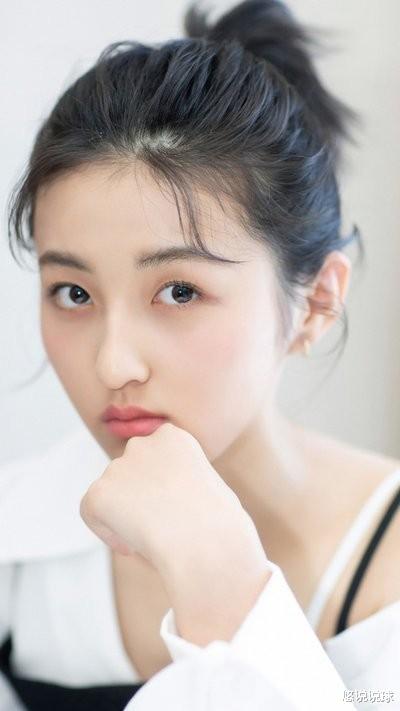 程潇|年龄最小的百花奖得主北影红毯躲C位?“国民妹妹”的辛酸成名史