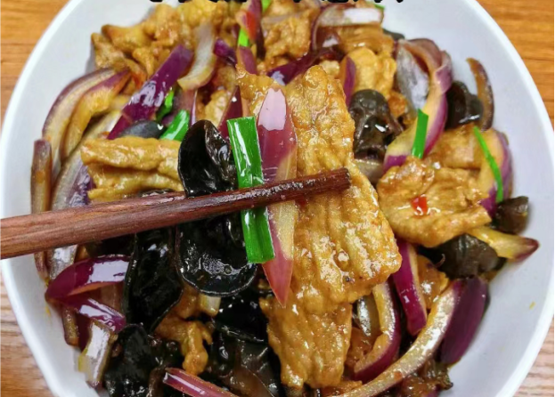 洋葱|冬天，无论有钱没钱，多给家人吃这菜，营养又美味，全家人都爱吃