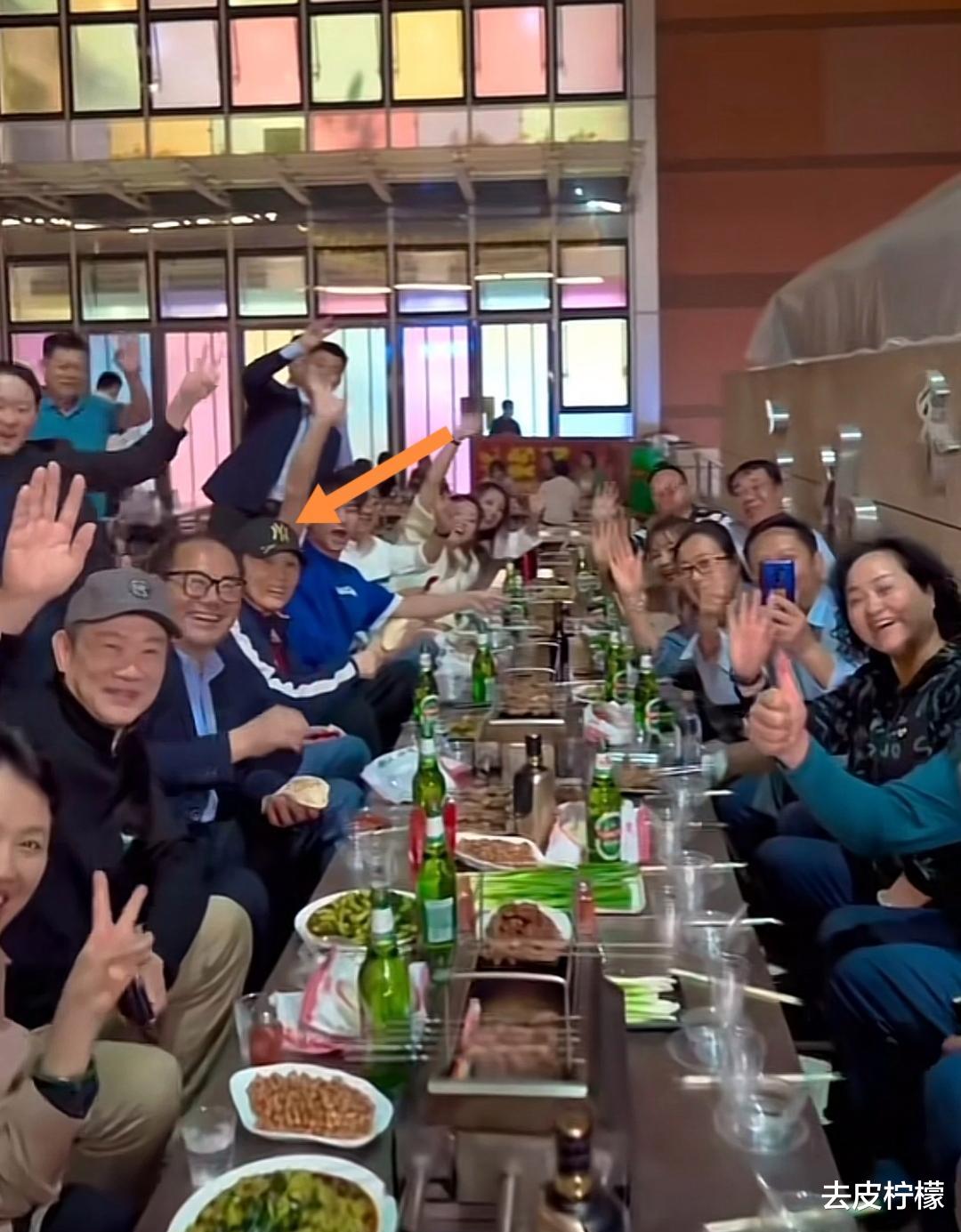 吴琼|国家一级女演员现身淄博,喝酒吃烧烤用手擦嘴,主动拼桌接地气