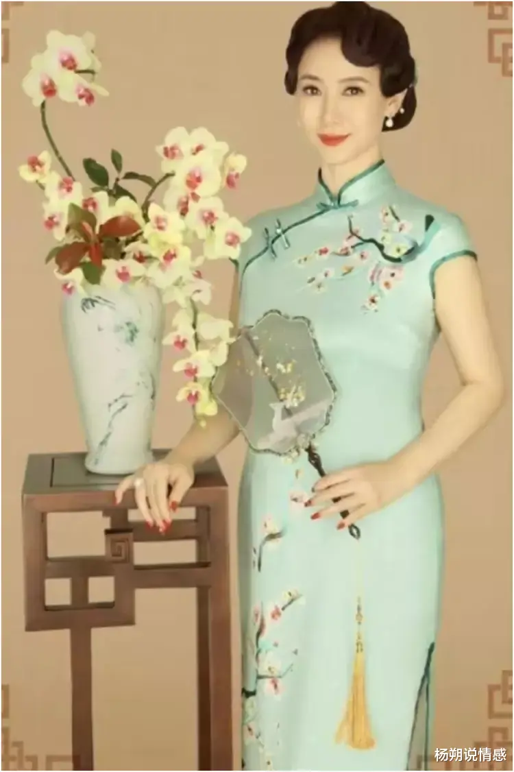 旗袍 翁虹晒全家福！老公温文尔雅，女儿穿旗袍太惊艳，气质不输妈妈