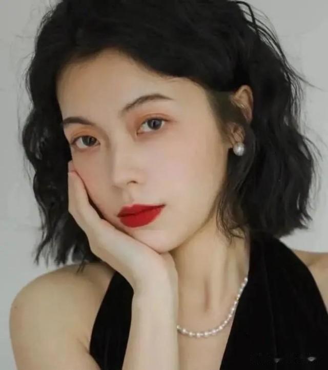 烫发 宋慧乔带火的“挂耳烫发”，很适合四五十岁的女人，时尚又减龄！