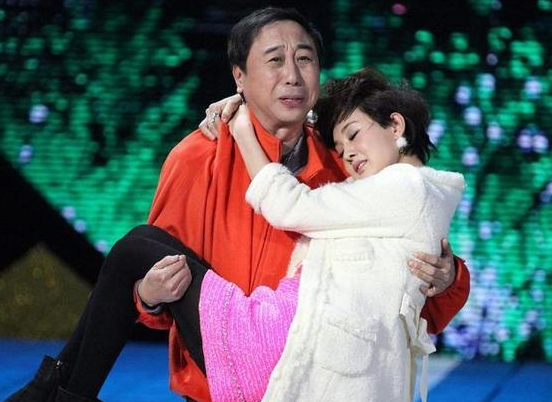 50岁牛莉整容!尖下巴朝天鼻网红脸,镜头凑近也太吓人了!